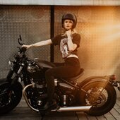Street style but wild spirit on this cool Bobber @triumphbordeauxmerignac .

A definitely cool ride there! 

=> new shirt + socks available on eshop ✨  Thanx to @himynameisfanny and @chloedaumal

#bobber #triumphbobber #womanrider #bikergirl #ridewithstyle
